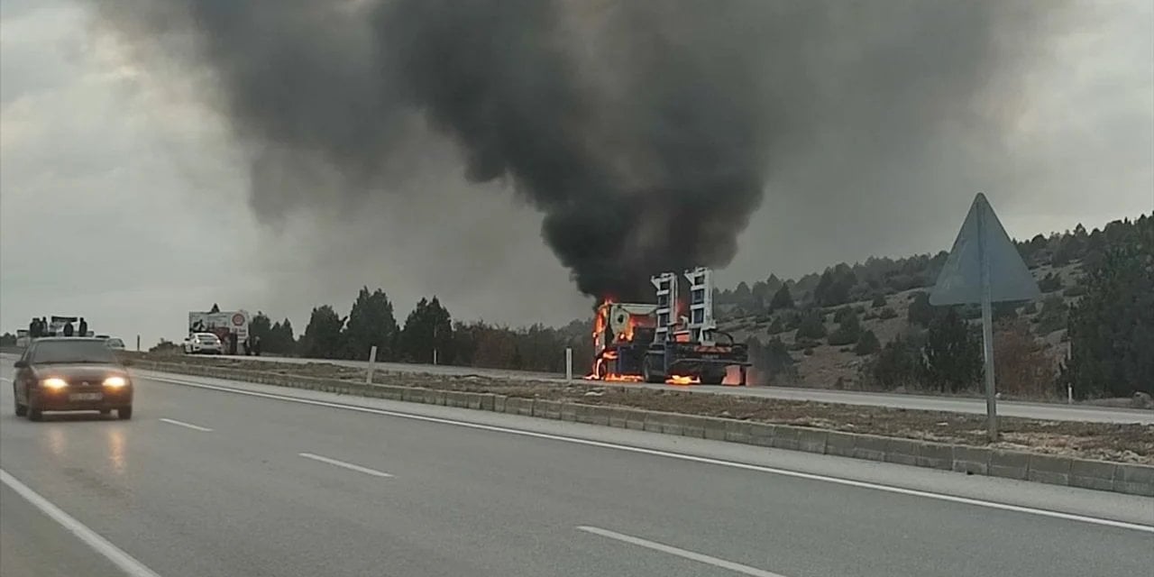 Beyşehir-Konya yolunda hareket halindeki çekici yandı